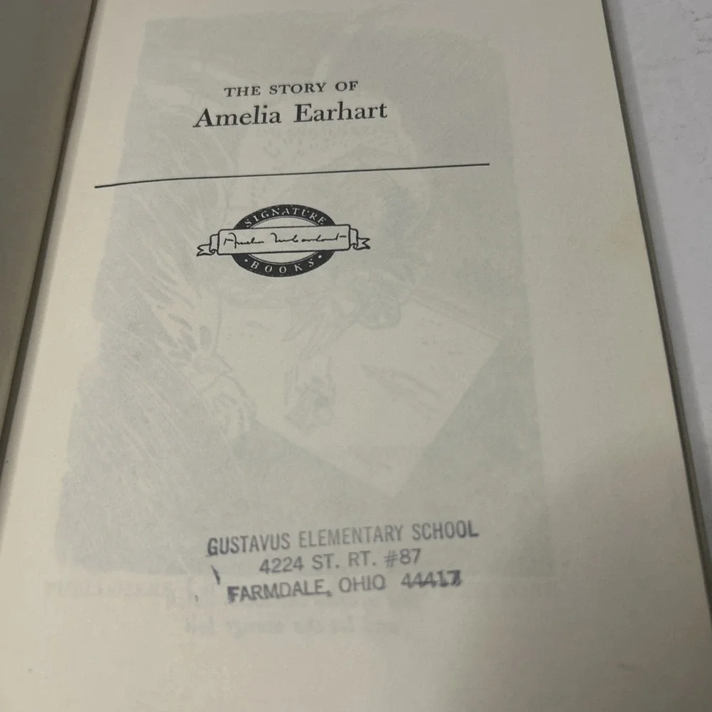 The Story of Amelia Earhart [Signature Books] Adele de Leeuw HC No DC 1955